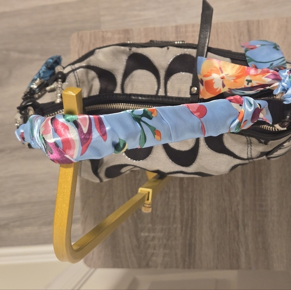 Coach Signature Shoulderbag Purse - Picture 11 of 17